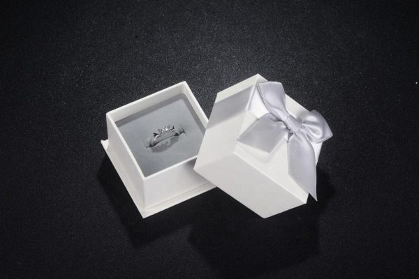 Wholesale Customized Package Cheap Paper Jewelry Box Ribbon Box