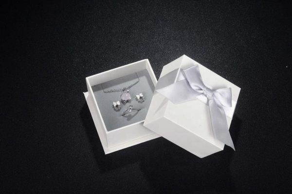 Wholesale Customized Package Cheap Paper Jewelry Box Ribbon Box